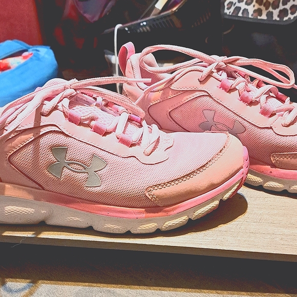 woman's/youth pair of under armor tennis shoes - Picture 1 of 3